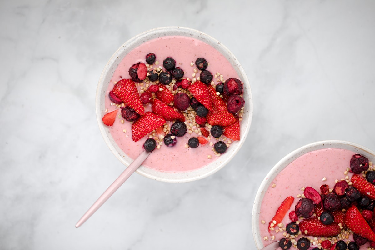 Varierede antioxidant-rige fødevarer på et bord